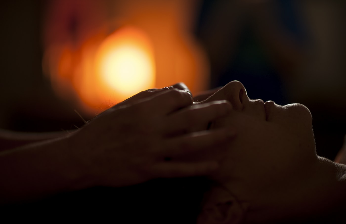 Liệu trình massage đầu thư giãn trong ánh nến